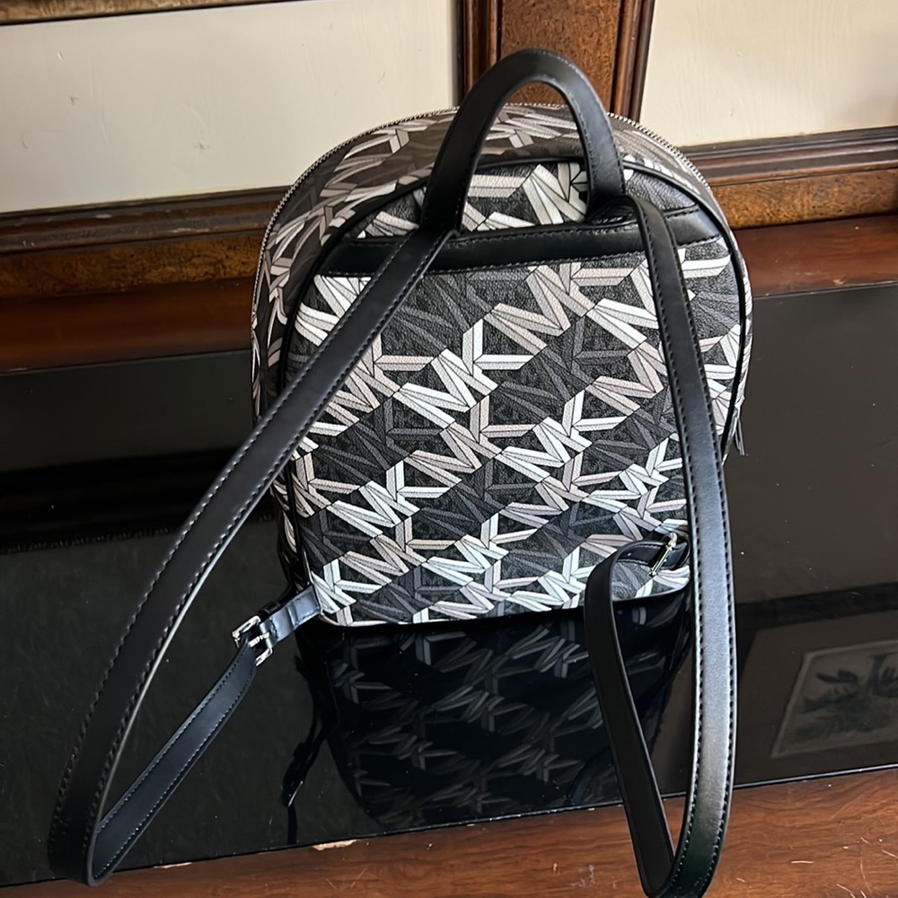 Mom ♥️ 100% Authentic Brand NWT…never used Michael Kors Leather Cliché Bk Pck - Picture 5 of 9